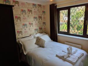 een slaapkamer met een bed met handdoeken erop bij Purbeck Escape in Wareham
