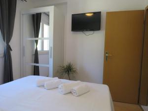 Postel nebo postele na pokoji v ubytování Bol Apartment Keka