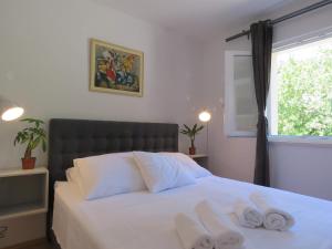 Postel nebo postele na pokoji v ubytování Bol Apartment Keka