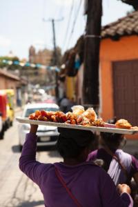 una mujer llevando una bandeja de comida en su cabeza en Kukurutz Residencia en San Cristóbal de Las Casas