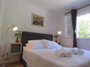 Postel nebo postele na pokoji v ubytování Bol Apartment Keka