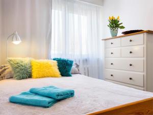 Apartament Kolorowy tesisinde bir odada yatak veya yataklar