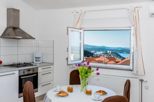 Kuchyňa alebo kuchynka v ubytovaní Apartment Anamarija with sea view