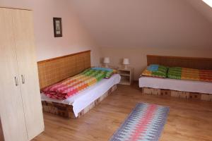 1 dormitorio con 2 camas en una habitación en Penzion Chalupka, en Spišské Podhradie