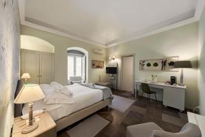 Postel nebo postele na pokoji v ubytování Locanda Don Serafino Historical Boutique Hotel