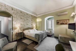Postel nebo postele na pokoji v ubytování Locanda Don Serafino Historical Boutique Hotel