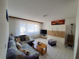 uma sala de estar com um sofá e uma mesa em Apartments Weid em Leukerbad