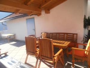 une salle à manger avec une table et des chaises sur une terrasse dans l'établissement Aktiv Apart Stöckl, à Kauns