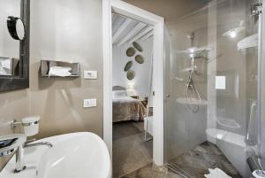 Koupelna v ubytování Locanda Don Serafino Historical Boutique Hotel