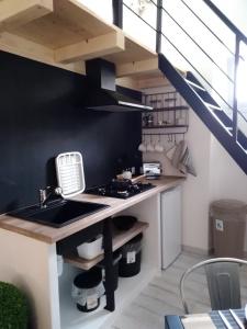 Kuchyň nebo kuchyňský kout v ubytování Amelia Apts & Rooms