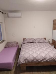 un dormitorio con una cama y una ventana en Apartments Nediljko & Mila, en Zadar