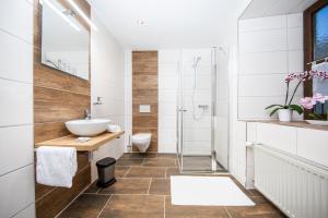 a bathroom with a sink and a shower at Hotel-Restaurant Straussen in Harburg