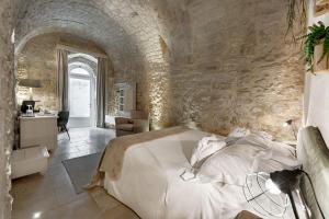 Postel nebo postele na pokoji v ubytování Locanda Don Serafino Historical Boutique Hotel