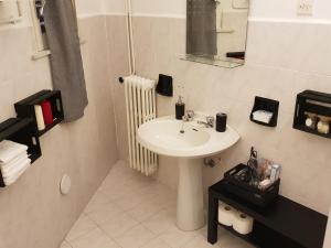 A bathroom at B&B RESTO AL SUD