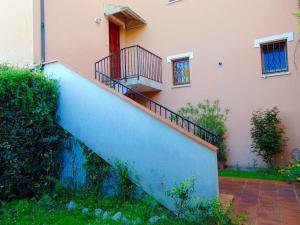 eine Treppe, die zu einem Haus mit einer roten Tür führt in der Unterkunft VILLETTA SAN FRANCESCO in Sirolo