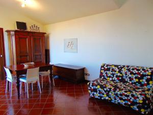 ein Wohnzimmer mit einem Sofa und einem Tisch in der Unterkunft VILLETTA SAN FRANCESCO in Sirolo