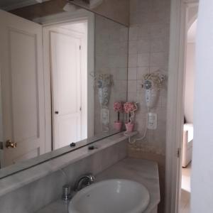 y baño con lavabo y espejo. en Complejo Azul Marino en Villa Gesell
