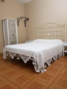 カルデスにあるPensión Susierraのベッドルーム1室(白い毛布付きのベッド1台付)