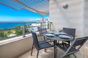 フンシャルにあるOceanside Terrace Apartment by HR Madeiraのテーブルと椅子、海の景色を望むバルコニー