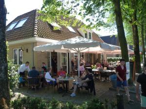 Hotelsuites Ambrosijn tesisinde bir restoran veya yemek mekanı