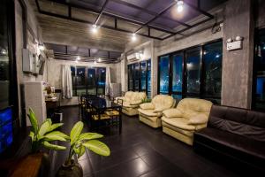 Area lobi atau resepsionis di The Sky Loft Hotel