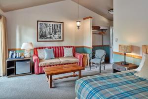 a living room with a couch and a tv at Evergreen Lodge at Yosemite in Groveland