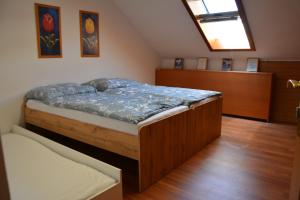 ein Schlafzimmer mit einem Bett in einem Zimmer in der Unterkunft Nerudova SIX in Košice