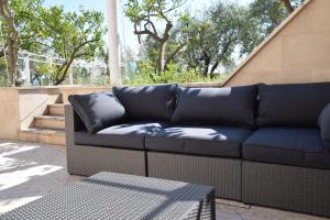 Posedenie v ubytovaní Luxury Seaside Villa with a classic Mediterranean Olive Garden, a fully equipped Professional Kitchen, Pool, Sauna, Padle Boards and Canoe - Miolin Beach House