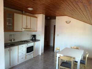 Kuchyňa alebo kuchynka v ubytovaní Apartments Dorkin