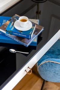 una mesa con una taza de café y un libro en Parisii Luxury Relais Rome, en Roma