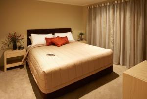 Cama ou camas em um quarto em TOWER JUNCTION MOTOR LODGE - Best Location - Free Pickup & Dropoff Service to Christchurch Railway Station - walking Distance to Westfield mall, Tower junction mall, Addington Raceway and Hagley Park etc