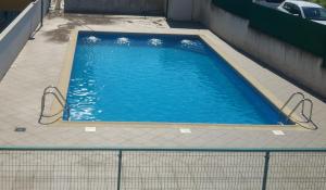 een leeg zwembad in een gebouw bij SMR As Pasadas in San Pedro de Benquerencia