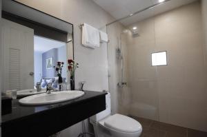 Kamar mandi di Davue Hotel by THG
