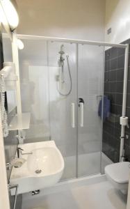 bagno con doccia, lavandino e servizi igienici di Bungalows Chalets Lago di Molveno a Molveno