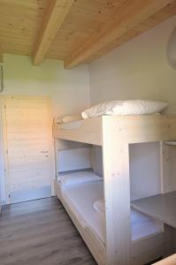 Bungalows Chalets Lago di Molveno客房内的一张或多张床位