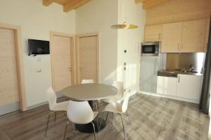 莫尔韦诺Bungalows Chalets Lago di Molveno的配有桌椅的厨房和餐厅