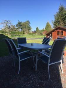 un tavolo e sedie seduti su un patio di Ferienwohnung - Kurz a Sankt Wendel