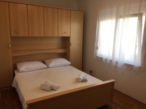 a bedroom with a bed with two towels on it at Apartman Višić 1692 in Kaštela