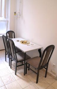 een eettafel en stoelen met wijnglazen erop bij BpR Auric Home in Boedapest