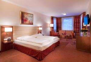 Posteľ alebo postele v izbe v ubytovaní Vergeiner's Hotel Traube