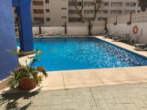 una piscina al lado de un edificio en Palm Beach 8th - La Carihuela, en Torremolinos