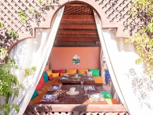 eine offene Treppe mit einem Tisch und Stühlen in einem Gebäude in der Unterkunft Riad Passali in Marrakesch
