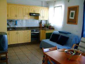 A kitchen or kitchenette at Costa Alegria B2