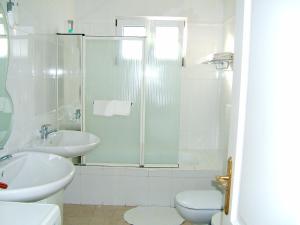 A bathroom at Costa Alegria B2