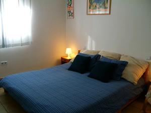 A bed or beds in a room at Costa Alegria B2