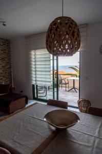 AstroSunrise في لوس كانكاخوس: غرفة معيشة مع طاولة مطلة على المحيط