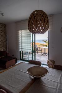 Una sala de estar con una mesa con vista al mar. en AstroSunrise, en Los Cancajos