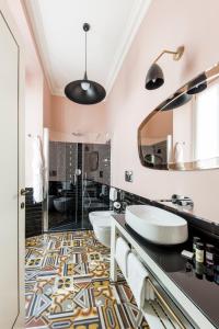 a bathroom with two sinks and a shower at Parisii Luxury Relais Rome-Fontana di Trevi in Rome