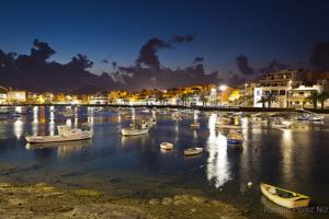 アレシーフェにあるPiso Arrecife Centroの夜間の港に停泊する船団