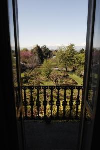 een raam met uitzicht op een tuin bij Oasi Di Cavoretto in Turijn